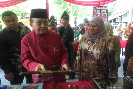 Tan Sri Dato' Seri Utama Dr. Rais Yatim dan YBhg. Prof. Datin Paduka Aini Ideris, Naib Canselor UPM.