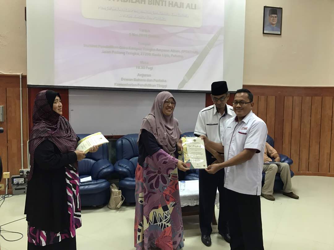 Dr. Sharil Nizam Sha'ri Received a Certificate of Appreciation from Madam Padilah Haji Ali, Director of Language and Literature Development Department, DBP